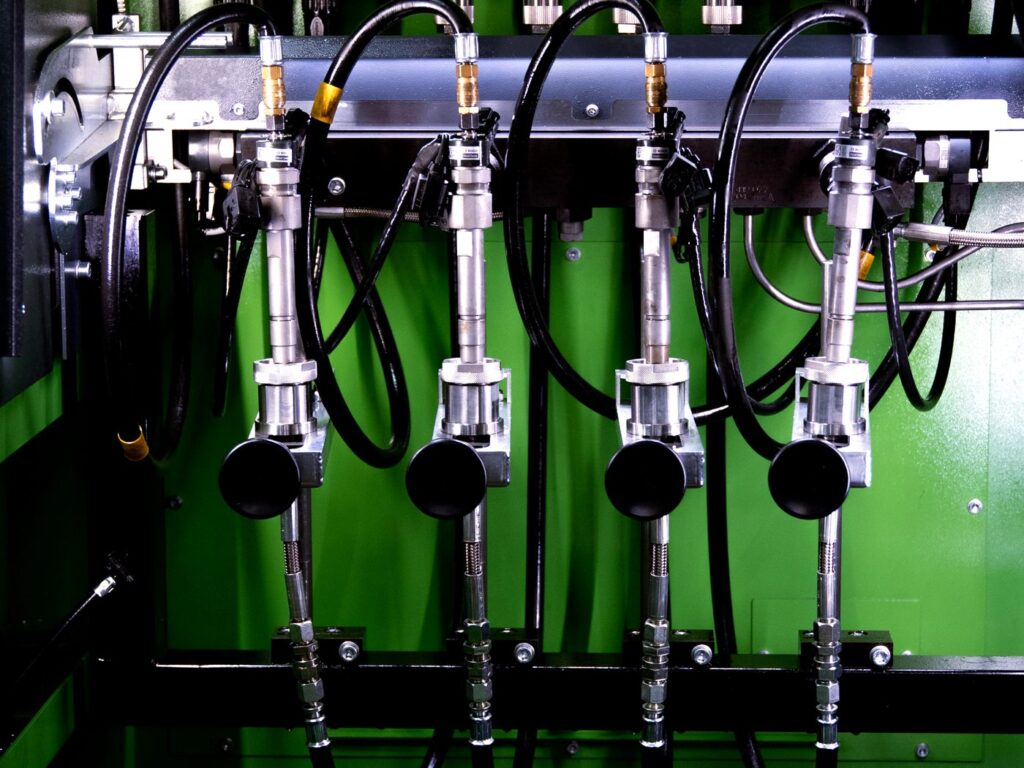Cuatro inyectores Common Rail en el banco de pruebas Bosch