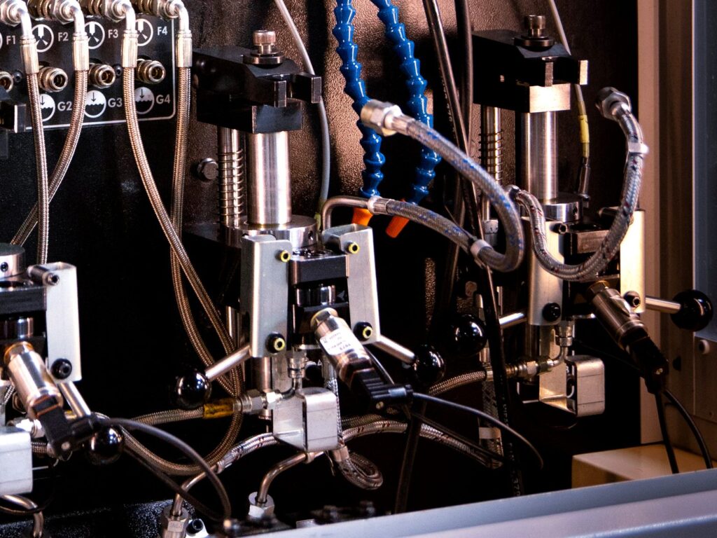 Detalle de las bridas y conexiones de alta presión del banco Hartridge CRi-Pro