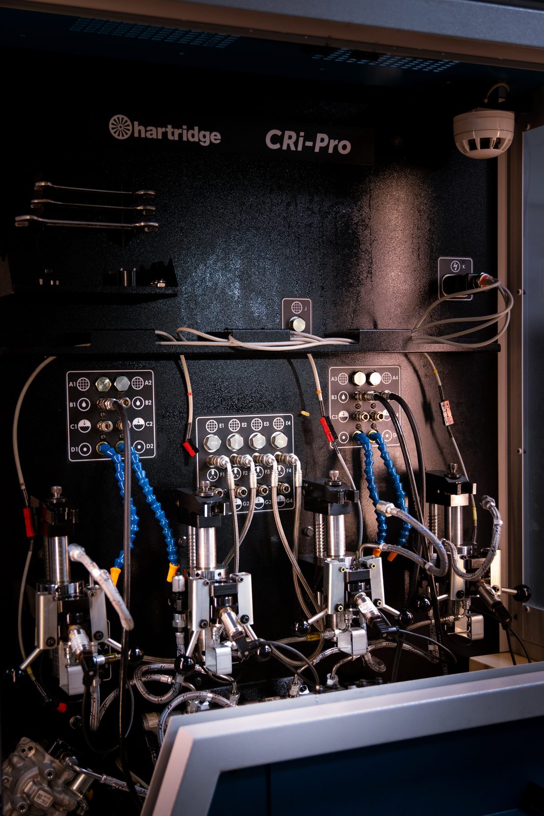 Banco Hartridge CRi-Pro con cuatro inyectores Common Rail en prueba